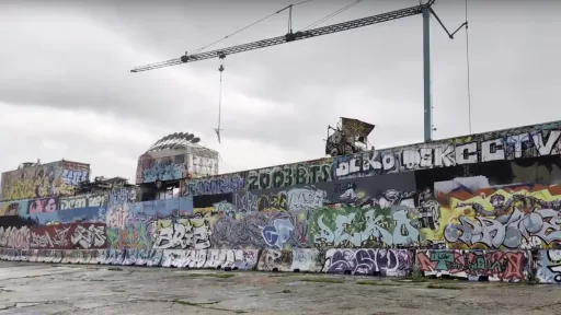 Bahnwärter Thiel Graffiti-Holzwand könnte schon bald Vergangenheit sein, Screenshot aus: https://www.youtube.com/watch?v=AienLf2S2IQ&start=420&end=435