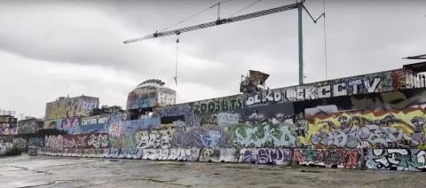 Bahnwärter Thiel Graffiti-Holzwand könnte schon bald Vergangenheit sein, Screenshot aus: https://www.youtube.com/watch?v=AienLf2S2IQ&start=420&end=435